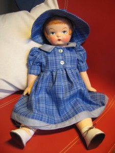 Marja Martta-nukke, yllään aidosta Martta-puserokankaasta tehty mekko ja hattu (kiitos Liisa!)